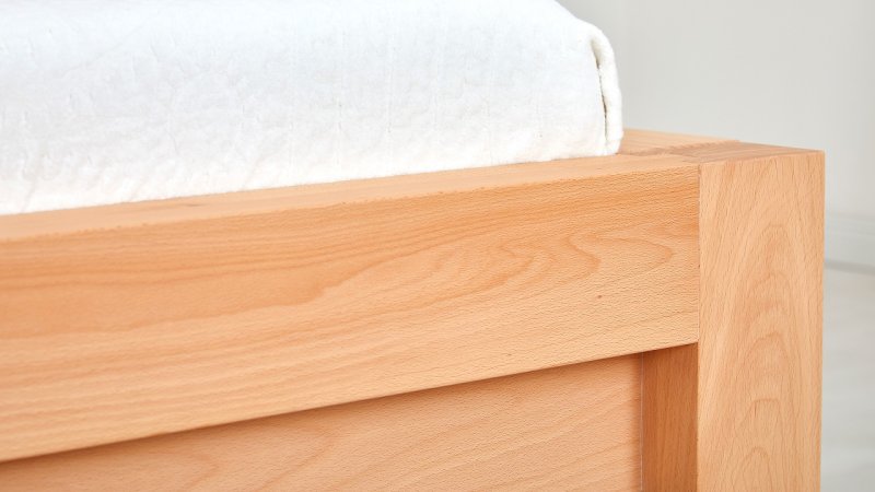 postel-s-z-masivu-modena-buk-detail-nozniho-cela-rohu-postele-ii.jpg