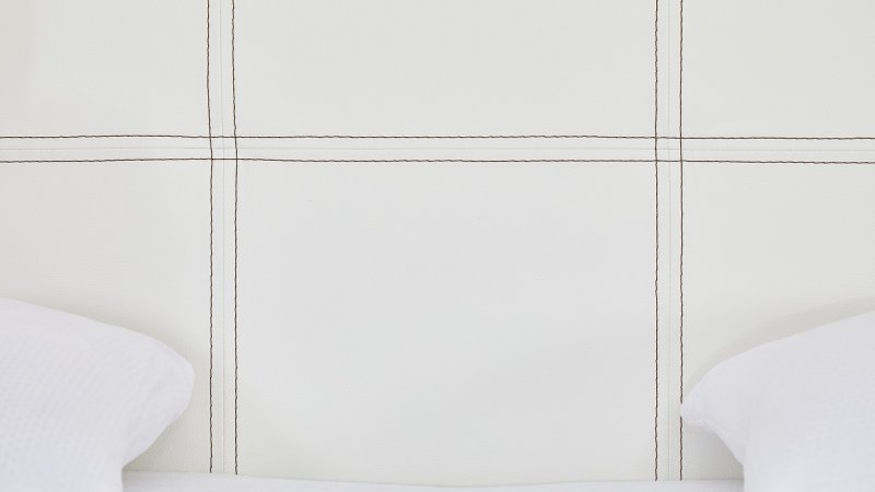 postel-z-masivu-modena-dub-celni-pohled-na-calouneni-detail.jpg